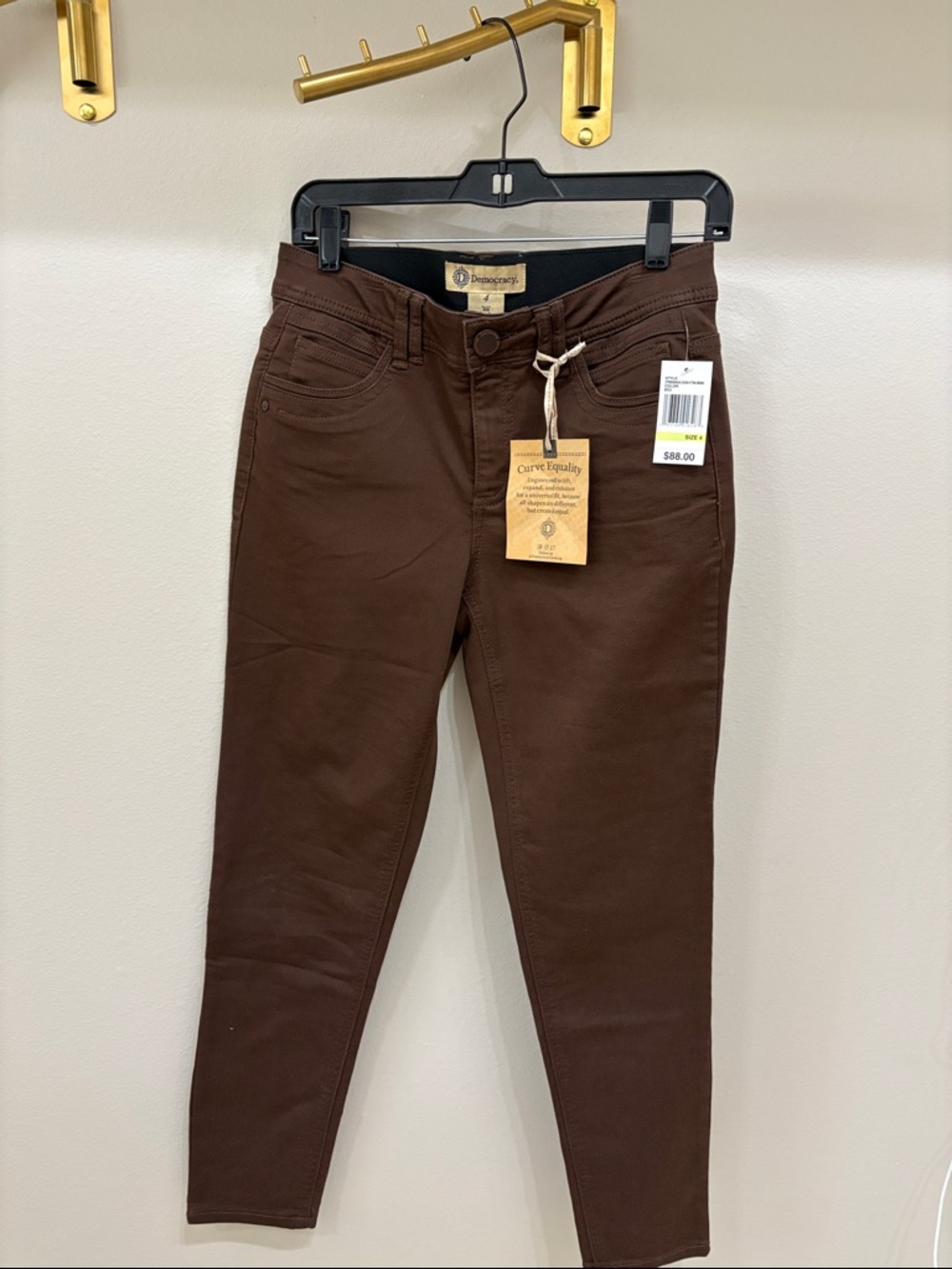 NWT Democracy Women’s “Ab” technology slim straight leg pants.  Size 4